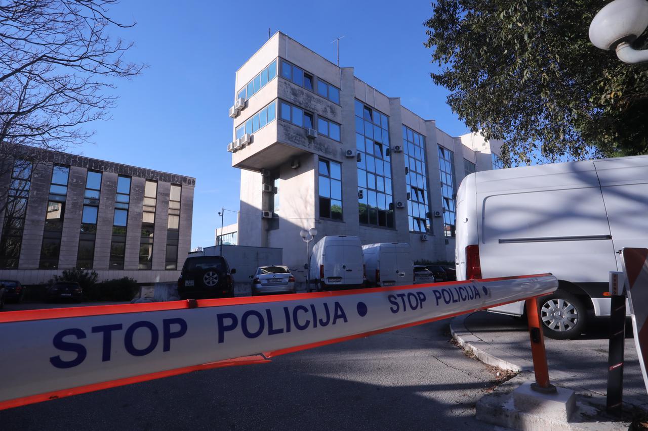 Novinari ispred zgrade USKOK-a u Splitu gdje se očekuje privođenje uhićenih u aferi Murter