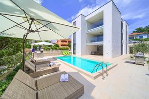 Villa Celeia - Luksuzni apartman na prvom katu s grijanim bazenom u centru grada Krka