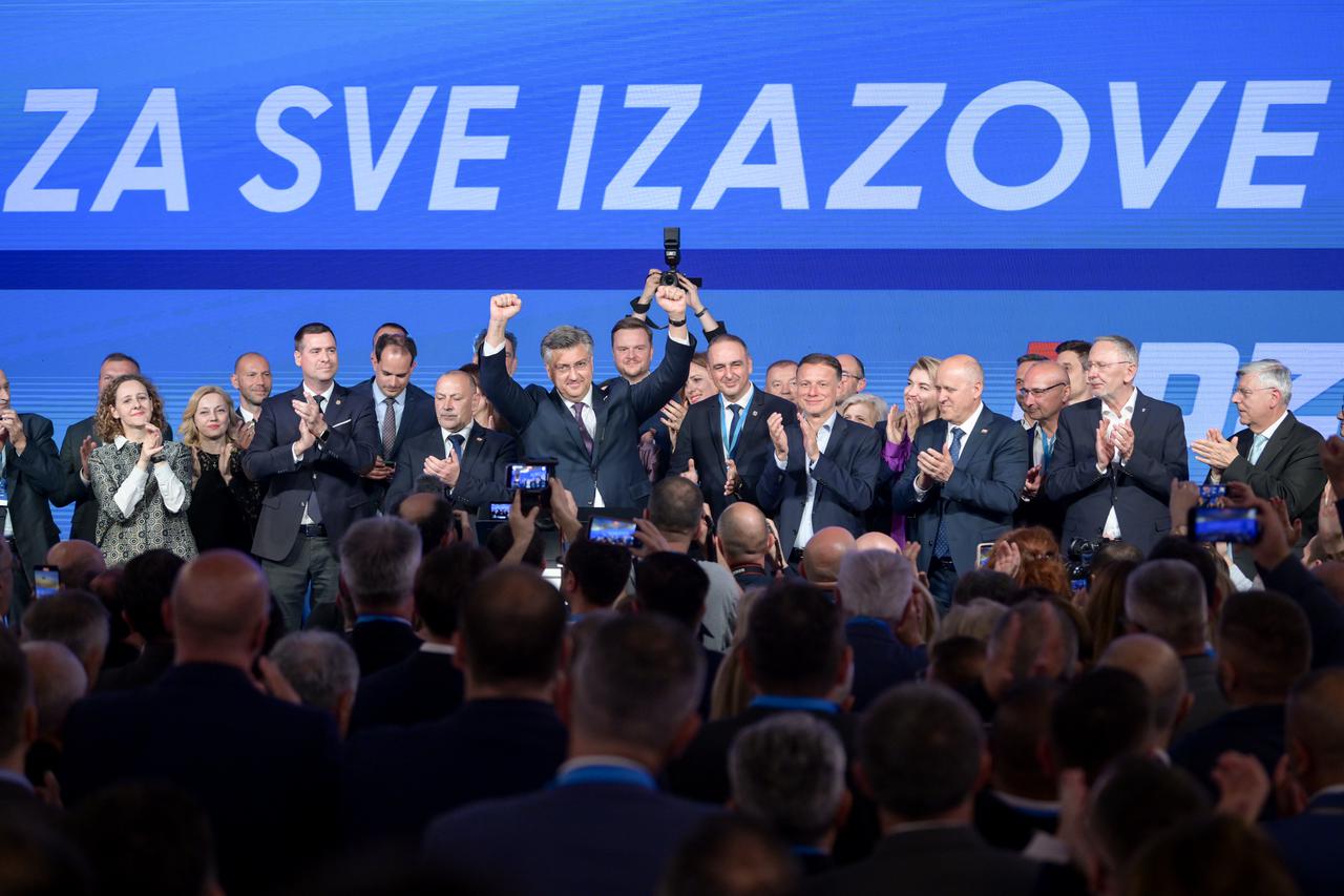 Zagreb: Oduševljenje u stožeru Možemo! nakon objave rezultata prvih izbornih anketa